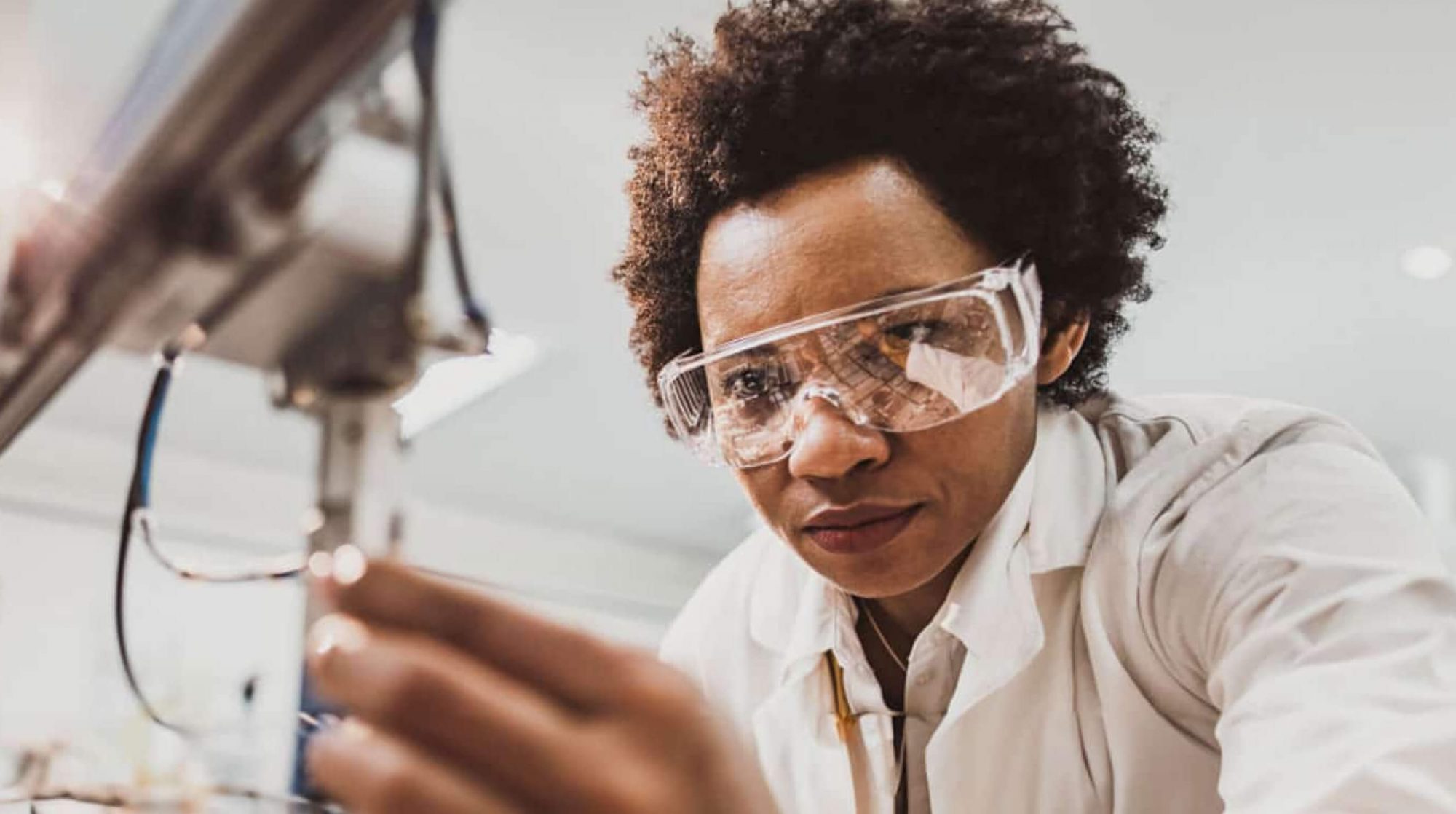 Boldspace-corporate-pr-press-office-zurich-lab-worker